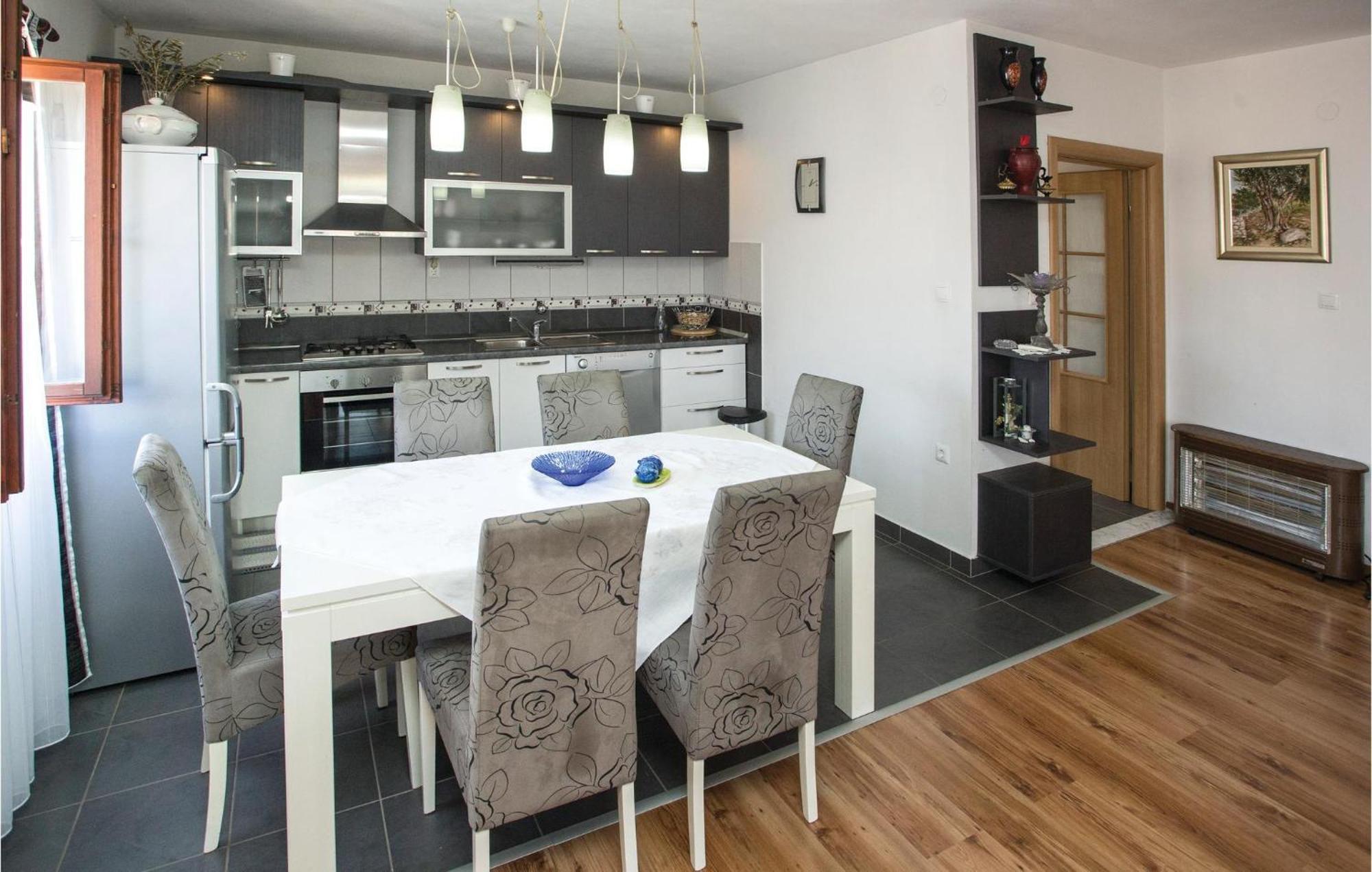 Nice Apartment In Splitska With Wifi ภายนอก รูปภาพ
